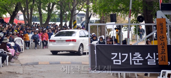 유병언(73) 전 세모그룹 회장의 구속전 피의자심문(영장실질심사)이 20일 오후 3시로 예정된 가운데  경기 안성시 금수원에서 신도들 차량이 들어가고 있다.<br />김명섭 기자 msiron@heraldcorp.com
유병언(73) 전 세모그룹 회장의 구속전 피의자심문(영장실질심사)이 20일 오후 3시로 예정된 가운데  경기 안성시 금수원에서 신도들 차량이 들어가고 있다.
김명섭 기자 msiron@heraldcorp.com