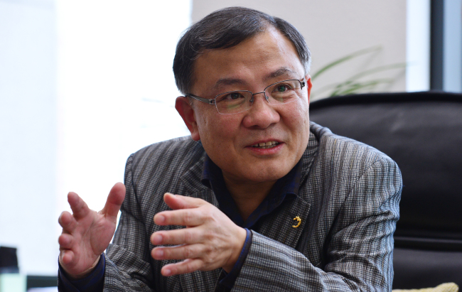 Eom Hyeon-taek.   Yoon Byung-chan/The Korea Herald