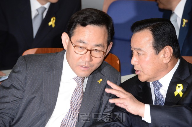 이완구 비상대책위원장겸 원내대표가 20일 오전 국회에서 열린 의원총회에 참석해 주호영 정책위의장과 이야기를 하고 있다.이길동기자.gdlee@heraldcorp.com
이완구 비상대책위원장겸 원내대표가 20일 오전 국회에서 열린 의원총회에 참석해 주호영 정책위의장과 이야기를 하고 있다.이길동기자.gdlee@heraldcorp.com