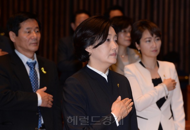 박영선 새정치민주연합 원내대표가 20일 오전 국회에서 열린 의원총회에 참석해 국민의례를 하고 있다.이길동기자.gdlee@heraldcorp.com
박영선 새정치민주연합 원내대표가 20일 오전 국회에서 열린 의원총회에 참석해 국민의례를 하고 있다.이길동기자.gdlee@heraldcorp.com