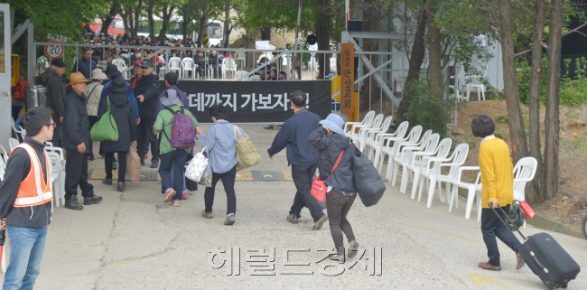 유병언(73) 전 세모그룹 회장의 구속전 피의자심문(영장실질심사)이 20일 오후 3시로 예정된 가운데  경기 안성시 금수원에서 신도들이 들어가고 있다.<br />김명섭 기자 msiron@heraldcorp.com
유병언(73) 전 세모그룹 회장의 구속전 피의자심문(영장실질심사)이 20일 오후 3시로 예정된 가운데  경기 안성시 금수원에서 신도들이 들어가고 있다.
김명섭 기자 msiron@heraldcorp.com