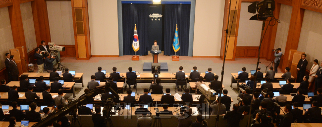 ‘세월호 참사’ 수습 대책ㆍ국가운영 방안을 내놓은 박근혜 대통령의 후임 총리 지명과 개각 발표가 임박했다. 국정 쇄신의 진정성이 인적 개편의 폭과 깊이에 달려 있다는 여론이 비등한 만큼 박 대통령이 이를 어떻게 수용할지가 관심사다. 박 대통령이 지난 19일 청와대 춘추관에서 대국민담화를 발표하고 있다.  박현구 기자/phko@heraldcorp.com