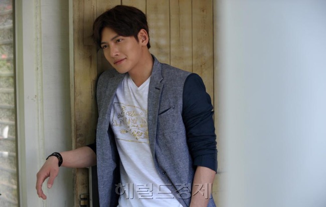 지창욱(영화배우/글로리어스엔터테인먼트)
지창욱은 MBC 사극 ‘기황후’을 통해 크게 성장했다. 원나라 황제 타환 역으로 출연하며 참으로 많은 모습을 보여주었다. 초기의 유약한 소년에서 정신을 차리며 각성하는 모습, 기승냥과의 사랑에 빠지고 집착하는 모습, 그런 과정에서 분열하는 타환의 모습 등 지창욱이 선보인 다양한 연기는 시청자와 공감대를 형성했다.