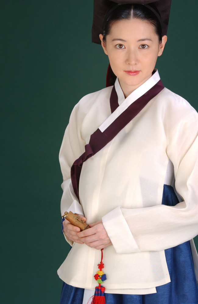 이영애(영화배우/탤런트)
배우 이영애(43)가 ‘대장금2’에 출연하지 않는 것으로 최종 결정됐다고 MBC가 19일 밝혔다. 이에 따라 MBC는 “이영애 측과 상호협의가 이루어지지 않을 때를 대비해 마련한 ‘대장금’ 리메이크 드라마 제작 등 후속 방안을 검토중이다”고 전하며 “한류 콘텐츠 발전을 위해 지속적인 한류 드라마를 개발하고 제작해 나갈 계획이다”고 밝혔다.
