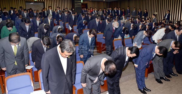 이완구 비상대책위원장겸 원내대표를 비롯한 새누리당의원들이 20일 오전 국회에서 열린 의원총회에 참석해 세월호 참사 반성결의문을 채택한후 대국민사과 인사를 하고 있다.
이날 새누리당은 세월호 참사와 관련해 집권 여당이자 국회의 다수당으로서 국민 안전을 지키지 못한 점을 반성하고 입법과 대정부 견제 활동에 더욱 충실히 할 것을 다짐하는 결의문을 채택했다.