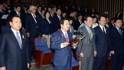 이완구 비상대책위원장겸 원내대표를 비롯한 새누리당의원들이 20일 오전 국회에서 열린 의원총회에 참석해 세월호 참사 반성결의문을 채택한후 대국민사과 인사를 하고 있다.
이날 새누리당은 세월호 참사와 관련해 집권 여당이자 국회의 다수당으로서 국민 안전을 지키지 못한 점을 반성하고 입법과 대정부 견제 활동에 더욱 충실히 할 것을 다짐하는 결의문을 채택했다.