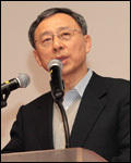 황창규(기업인/KT대표이사회장)
황창규<사진> KT 회장이 10배 빠른 ‘융합형 기가’ 인터넷으로 KT에서 새로운 ‘황의 법칙’을 만든다. 지금보다 최대 10배 빠른 유무선 인프라를 구축하고, 여기에 UHD 초고화질 미디어 콘텐츠와 에너지, 보안, 헬스케어, 교통 관제 등이 더해진 사물 인터넷(IoT) 시대를 열겠다는 각오다.