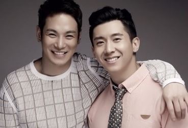 환희(좌부터/황윤석/가수/플라이투더스카이/에이치투미디어),브라이언(주민규/가수/플라이투더스카이/BYouEnt/에이치투미디어)
플라이투더스카이의 환희와 브라이언이 새 앨범 타이틀곡 ‘너를 너를 너를’에 대한 팬들의 관심에 벅찬 심경을 드러냈다.