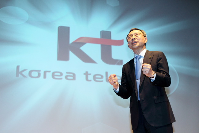 황창규(기업인/KT대표이사회장)
Beset by a series of scandals and losses, South Korea’s biggest telecom company KT Corp. is aiming to extricate itself from the doldrums by the latter half of this year by providing the fastest network service available.
KT CEO Hwang Chang-gyu outlines his three-year plan for new, faster service at a press conference in Seoul on Tuesday.   KT
