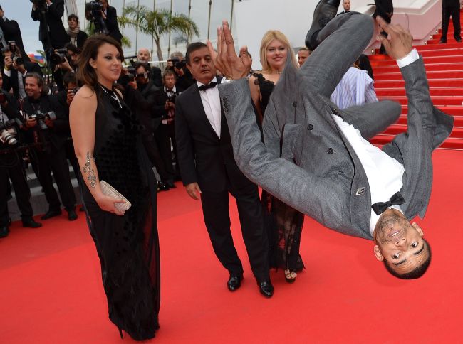 French dancer Brahim Zaibat performs as he arrives for the screening of the film “Foxcatcher” at the 67th edition of the Cannes Film Festival in Cannes, France, Monday.   AFP-Yonhap