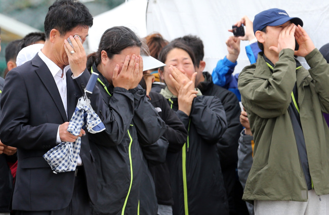 Relatives of those who died in the Sewol ferry disaster and survivors cry out for their loved ones at Paengmok Port on Jindo Island, South Jeolla Province, on Tuesday, the 35th day of the search for the missing.   Yonhap