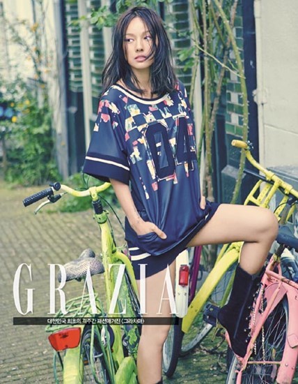 이효리(가수/핑클/B2M엔터테인먼트)
K-pop diva Lee Hyori poses at a photo session organized by fashion brand COMING STEP and fashion magazine Grazia in Amsterdam. The intense clothes and makeup give her a chic, unique look.