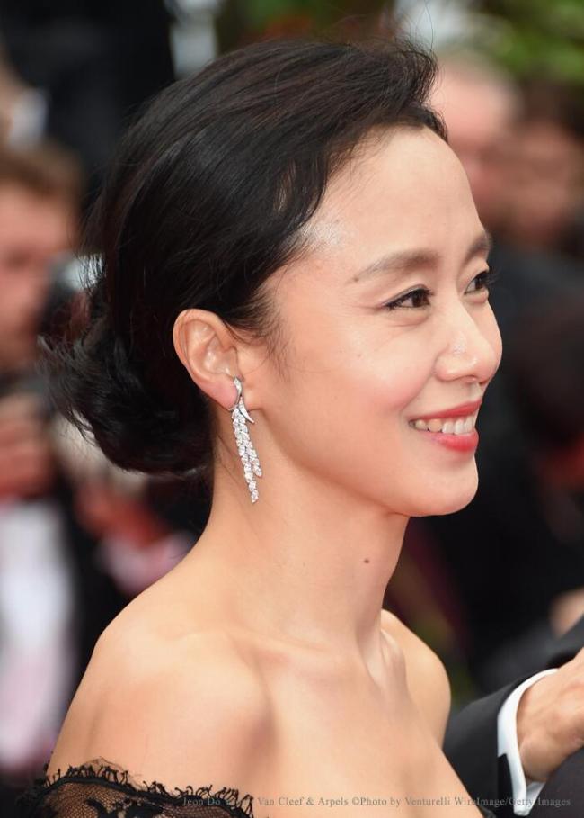 전도연(영화배우/매니지먼트숲)
Korean actresses attending the Cannes Film Festival are drawing the media spotlight for their fashion styles, from earrings to dresses.
