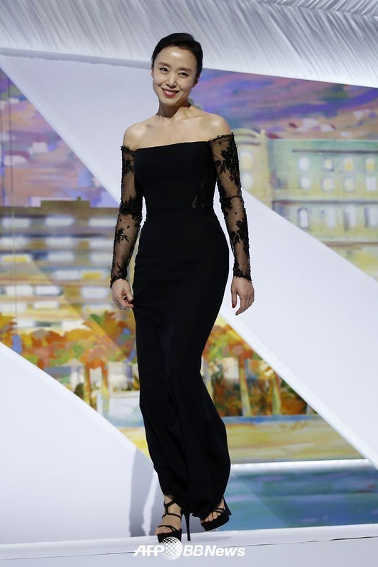 전도연(영화배우/매니지먼트숲)
Korean actresses attending the Cannes Film Festival are drawing the media spotlight for their fashion styles, from earrings to dresses.