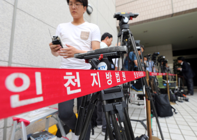 Reporters wait for Yoo Byung-eon, the de facto owner of the sunken ferry Sewol, to appear at an Incheon court hearing Tuesday on whether to arrest him. Yoo did not show up. (Yonhap)