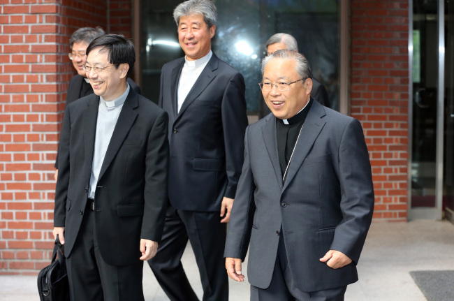 <YONHAP PHOTO-0526> 환하게 웃는 염수정 추기경 (서울=연합뉴스) 박동주 기자 = 21일 개성공단을 방문하는 천주교 서울대교구장 염수정 추기경이 서울 명동성당을 나서 차량으로 향하고 있다. 2014.5.21 pdj6635@yna.co.kr/2014-05-21 07:11:38/ <저작권자 ⓒ 1980-2014 ㈜연합뉴스. 무단 전재 재배포 금지.>