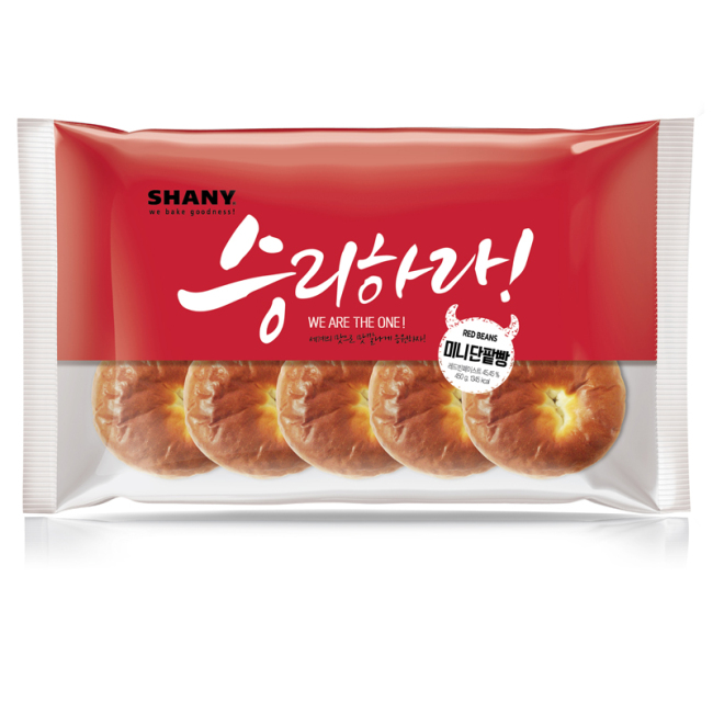 삼립식품(대표이사 윤석춘)의 리테일 제과제빵 전문 브랜드 ‘샤니’는 월드컵을 맞아 한국 대표팀을 응원하는 문구를 삽입한 ‘힘내라 대한민국 시리즈’ 4종을 출시했다고 21일 밝혔다.
‘힘내라 대한민국 시리즈’는 각기 다른 4가지의 응원 문구가 삽입된 패키지에 미니 사이즈의 제품을 넣어 가족∙친구들과 간편하게 나눠 먹을 수 있도록 했다.
