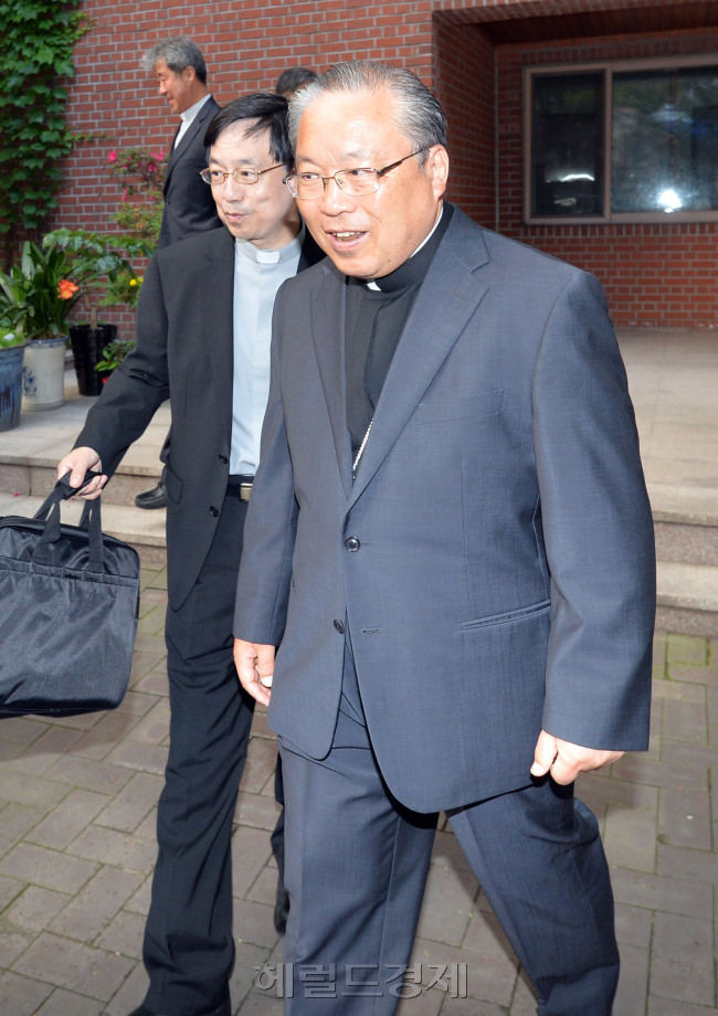 21일 개성공단을 방북하는 염수정 추기경이 서울 중구 명동성당을 떠나고 있다.<br />이상섭 기자/babtong@heraldcorp.com  20140521
21일 개성공단을 방북하는 염수정 추기경이 서울 중구 명동성당을 떠나고 있다.
이상섭 기자/babtong@heraldcorp.com  20140521