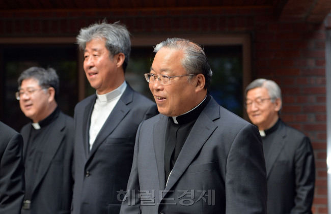 21일 개성공단을 방북하는 염수정 추기경이 서울 중구 명동성당을 떠나고 있다. <br />이상섭 기자/babtong@heraldcorp.com  20140521
21일 개성공단을 방북하는 염수정 추기경이 서울 중구 명동성당을 떠나고 있다.
이상섭 기자/babtong@heraldcorp.com  20140521