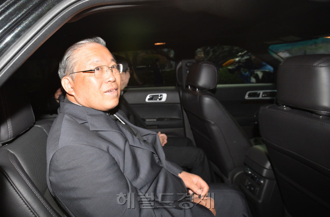 21일 개성공단을 방북하는 염수정 추기경이 서울 중구 명동성당을 떠나고 있다.<br />이상섭 기자/babtong@heraldcorp.com  20140521
21일 개성공단을 방북하는 염수정 추기경이 서울 중구 명동성당을 떠나고 있다.
이상섭 기자/babtong@heraldcorp.com  20140521
