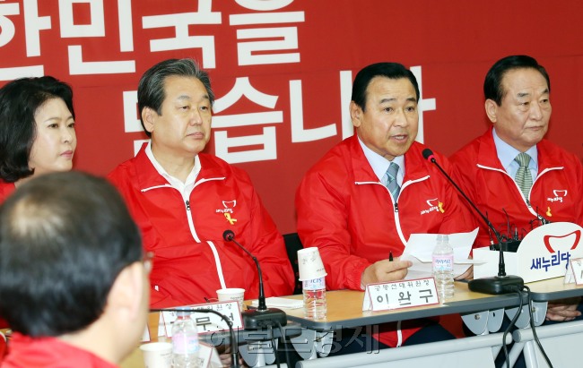 이완구 새누리당  비상대책위원장겸 원내대표가 21일 오전 여의도 당사에서 열린 중앙당-시도당 선거대책위원회 연석회의에 참석해 모두발언을  하고 있다.이길동기자.gdlee@heraldcorp.com
6ㆍ4 지방선거 선거 개시를 하루 앞둔 여야의 분위기가 사뭇 다르다. 새누리당 지도부는 21일 열린 중앙당-시도당 선거대책위원회 연석회의에 선거철을 알리는 ‘빨간 점퍼’를 입고 참석했으며, 이날 새정치민주연합 지도부는 평소처럼 ‘짙은색 양복’을 입고 전국 시도당위원장 연석회의에 참석했다.  이길동 기자/gdlee@heraldcorp.com