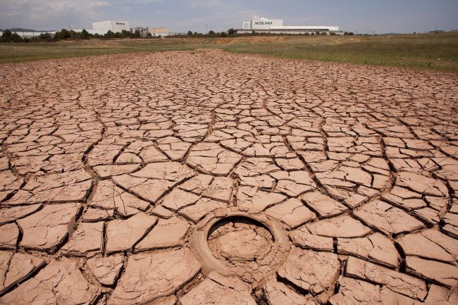 The dry Maria Cristina reservoir in Spain   EPA-Yonhap