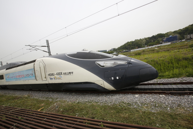 무선 급전 고속 철도
This wirelessly powered high-speed train was unveiled by the Korean Railroad Research Institute on Tuesday in Uiwang, Gyeonggi Province.   KRRI