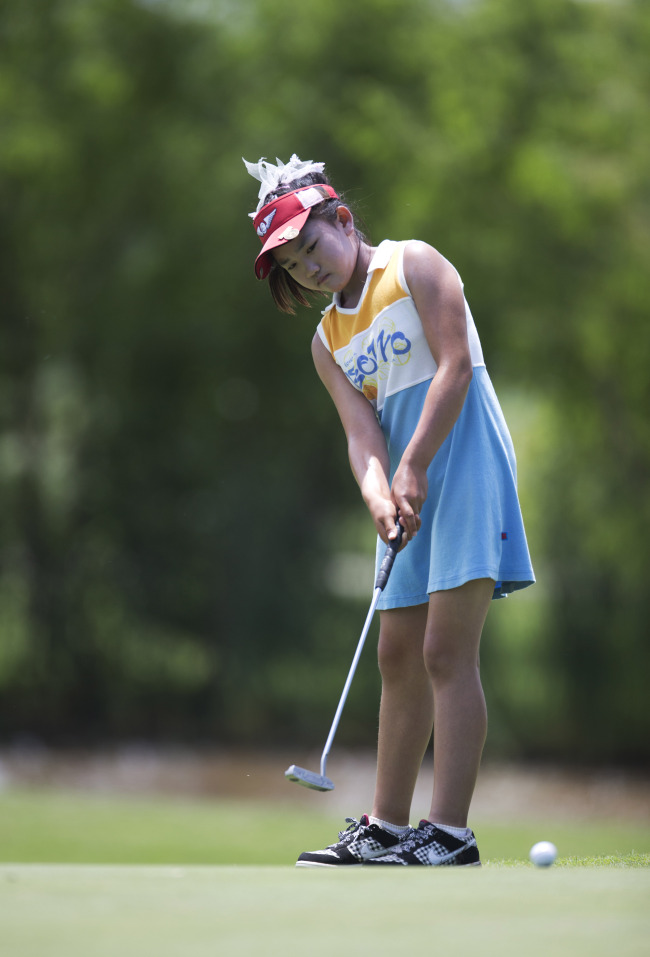 Lucy Li, a sixth grader with braces and a sharp short game, made history Monday at Half Moon Bay with rounds of 74-68 to become the youngest player to qualify for the U.S. Women’s Open.   AP-Yonhap