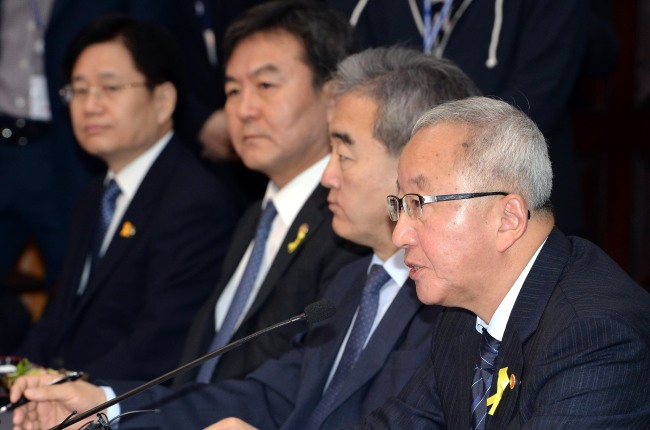 현오석 경제부총리겸 기획재정부장관이 21일 오전 국회에서 열린 민생경제활성화 당정협의에 참석해 인사말을  하고 있다. 이길동기자.gdlee@heraldcorp.com
Deputy Prime Minister and Finance Minister Hyun Oh-seok (right) makes an opening address at a National Assembly hearing regarding financial assistance to public sector businesses affected by the ferry disaster in Seoul, Wednesday.   Lee Gil-dong/The Korea Herald