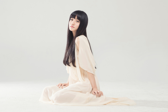루시아(심규선//가수/파스텔뮤직)
싱어송라이터 루시아(Lucia)는 지난해 말 새 앨범 작업을 접고 산티아고 순례길을 걸었다. 한 달 반 동안 무려 800㎞를 걷는 여정은 하루하루 포기의 유혹을 견뎌내는 일이었다. 지나온 길은 종일 걸어도 산봉우리 하나 보이지 않는 지평선 앞에서 무효였다.