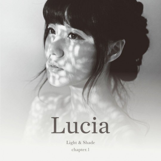 루시아(심규선//가수/파스텔뮤직)
싱어송라이터 루시아(Lucia)는 지난해 말 새 앨범 작업을 접고 산티아고 순례길을 걸었다. 한 달 반 동안 무려 800㎞를 걷는 여정은 하루하루 포기의 유혹을 견뎌내는 일이었다. 지나온 길은 종일 걸어도 산봉우리 하나 보이지 않는 지평선 앞에서 무효였다.
