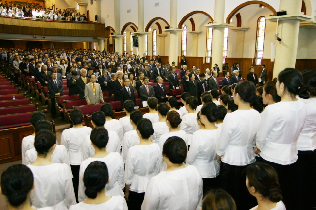 대구 계명대학교가 올해 개교 60주년(환력)을 맞았다.
계명대는 지난 20일 오전 성서캠퍼스 아담스채플에서 교직원, 학생 등 1000여명이 참석한 가운데 개교 60주년 기념식을 가졌다.
지난 1954년 미국 북장로회 주한 선교부와 교회지도자들이 설립한 계명대는 1967년 대학원, 교육대학원 설치, 1978년 종합대학으로 승격됐다.
1980년 의과대학 설치 및 부속 동산병원 개원, 1996년 대학행정본부 성서캠퍼스 이전, 2011년 약학대학 신설 등 지난 60년 동안 지역사회와 국가 발전에 크게 기여하며 오늘날의 계명대학교로 성장해왔다.