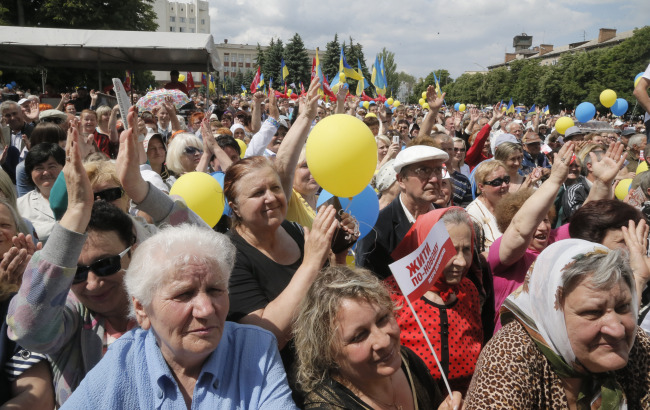 People react during a rally supporting Ukrainian presidential candidate Petro Poroshenko in Uman, Ukraine, Tuesday.   AP-Yonhap