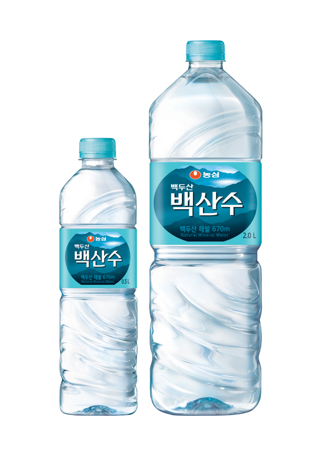 농심의 ‘백두산 백산수’가 생수시장에 센세이션을 일으키고 있다. 본격 성수기인 여름철을 앞두고 ‘백두산 백산수’를 찾는 수요가 몰리는 등 호응이 뚜렷하기 때문이다. 농심은 지난 2012년 말부터 먹는 샘물 브랜드인 ‘백두산 백산수’를 출시하면서 국내외 시장 공략에 박차를 가하고 있다.