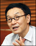이건호(금융인/국민은행은행장)
KB국민은행의 전산시스템 교체에 대한 논란이 가중되는 가운데 이건호<사진> 국민은행장이 모든 법률적 사항을 검토하라고 지시하는 등 지주와 은행 간 대립이 격화되고 있다. 특히 이사회에 앞서 지주측이 행장을 압박하는 내용의 공문을 보낸 사실이 새롭게 드러났다.