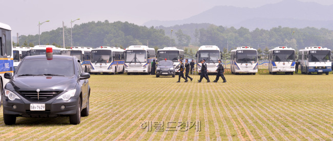 21일 오전 경기도 안성시 모처에 경찰이 안성시 기독교복음침례회의 본산인 금수원에 투입할 것으로 알려진 경찰기동대 버스가 대기하고 있다.