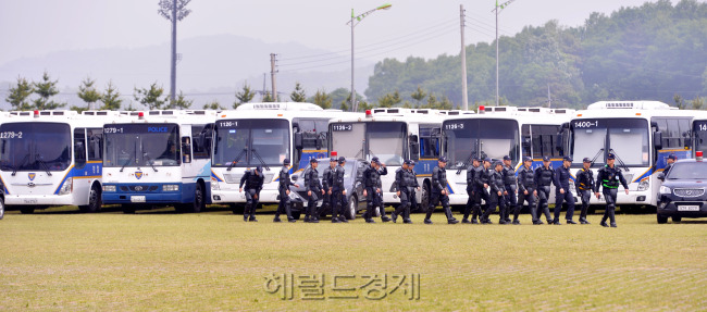 21일 오전 경기도 안성시 모처에 경찰이 안성시 기독교복음침례회의 본산인 금수원에 투입할 것으로 알려진 경찰기동대 버스가 대기하고 있다.