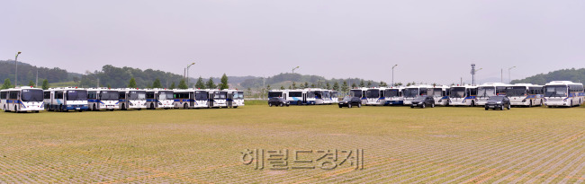 21일 오전 경기도 안성시 모처에 경찰이 안성시 기독교복음침례회의 본산인 금수원에 투입할 것으로 알려진 경찰기동대 버스가 대기하고 있다.