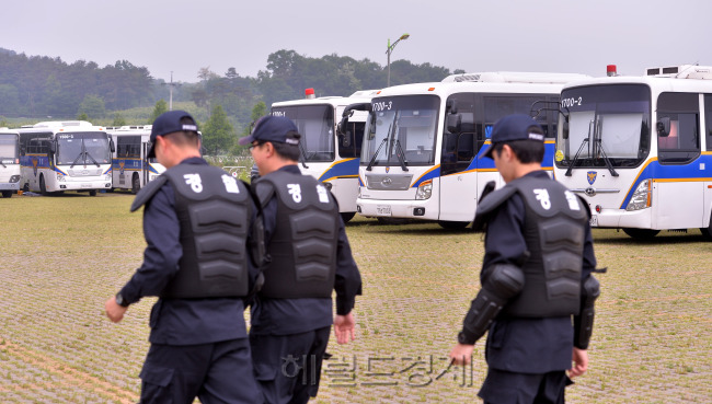 21일 오전 경기도 안성시 모처에 경찰이 안성시 기독교복음침례회의 본산인 금수원에 투입할 것으로 알려진 경찰기동대 버스가 대기하고 있다.