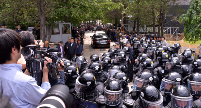 21일 오후 경기 안성시 기독교복음침례회의 본원인 금수원에 검찰차량이 들어간 후 새로운 플랜카드를 신도들이 달고 있다. 검찰은 유병언 회장에 대한 구인장을 집행할 예정이다.