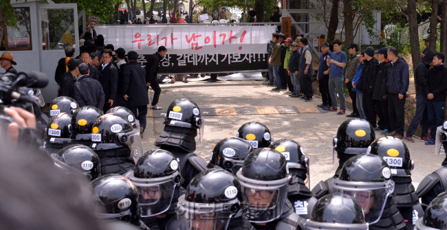 21일 오후 경기 안성시 기독교복음침례회의 본원인 금수원에 검찰차량이 들어간 후 새로운 플랜카드를 신도들이 달고 있다. 검찰은 유병언 회장에 대한 구인장을 집행할 예정이다.