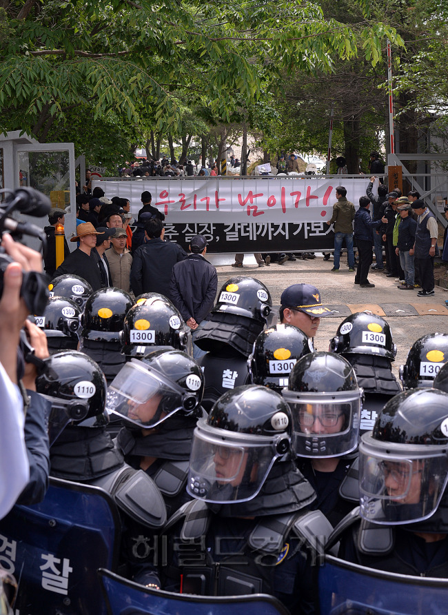 21일 오후 경기 안성시 기독교복음침례회의 본원인 금수원에 검찰차량이 들어간 후 새로운 플랜카드를 신도들이 달고 있다. 검찰은 유병언 회장에 대한 구인장을 집행할 예정이다.