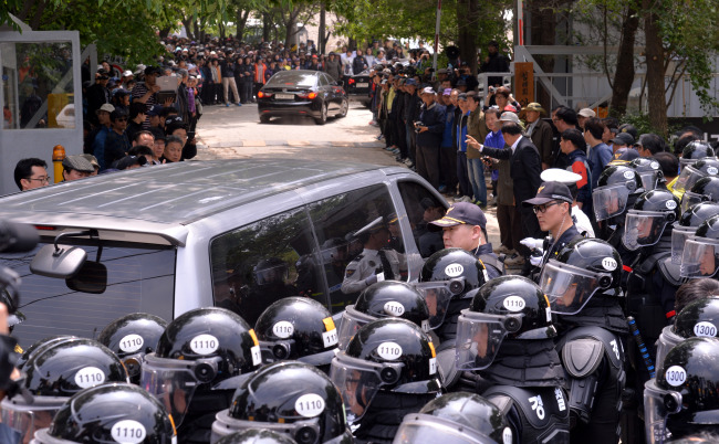 Cars dispatched by the prosecution to arrest Yoo Byung-eon, the de facto owner of the sunken ferry Sewol, enter Geumsuwon in Anseong, Gyeonggi Province, Wednesday.   Lee Sang-sub/The Korea Herald