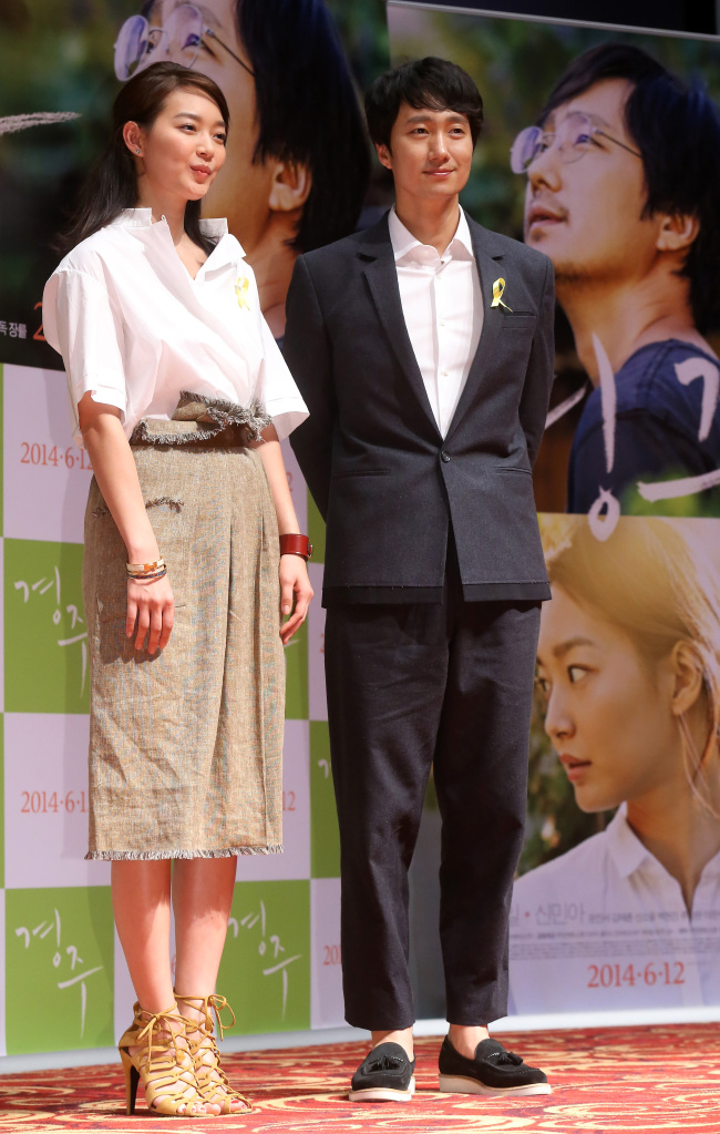 신민아(좌부터/양민아/영화배우/탤런트/오앤엔터테인먼트),박해일(영화배우/HM엔터테인먼트)
Actress Shin Min-a and actor Park Hae-il attend the press conference of their film “Gyeongju” at the Starcity branch of Lotte Cinema in eastern Seoul on Wednesday.
Shin Min-a (left) and Park Hae-il. (Yonhap)