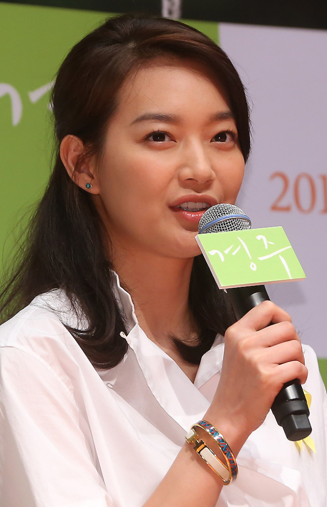 신민아(양민아/영화배우/탤런트/오앤엔터테인먼트)
Actress Shin Min-a and actor Park Hae-il attend the press conference of their film “Gyeongju” at the Starcity branch of Lotte Cinema in eastern Seoul on Wednesday.