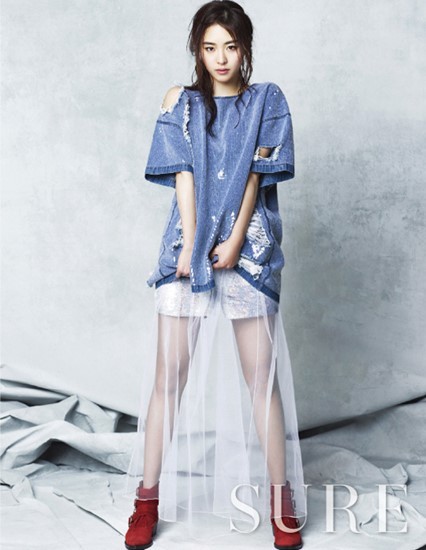 이연희(탤런트/영화배우/SM엔터테인먼트)
Korean actress Lee Yeon-hee appeared as the cover girl of Sure magazine. The actress showed a mature side and posed for eight moods including “pink” and “girlish“ for the inside pages of the magazine.