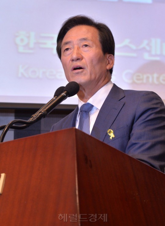 정몽준(국회의원/새누리당/대한축구협회명예회장/보건복지위원회위원)
정몽준 새누리당 서울시장 후보가 공식 선거운동 시작 하루 전인 21일 경선 상대였던 김황식 전 국무총리와 나경원 전 최고위원 등 중량급 인사로 구성된 선거대책위원회 출범식을 열었다.