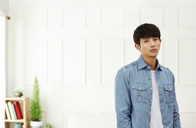 임슬옹(가수/탤런트/2AM)
2AM의 임슬옹이 참여한 ‘월간 윤종신’ 5월호 ‘New You’의 뮤직비디오 현장 스틸 사진이 공개돼 화제를 모으고 있다.