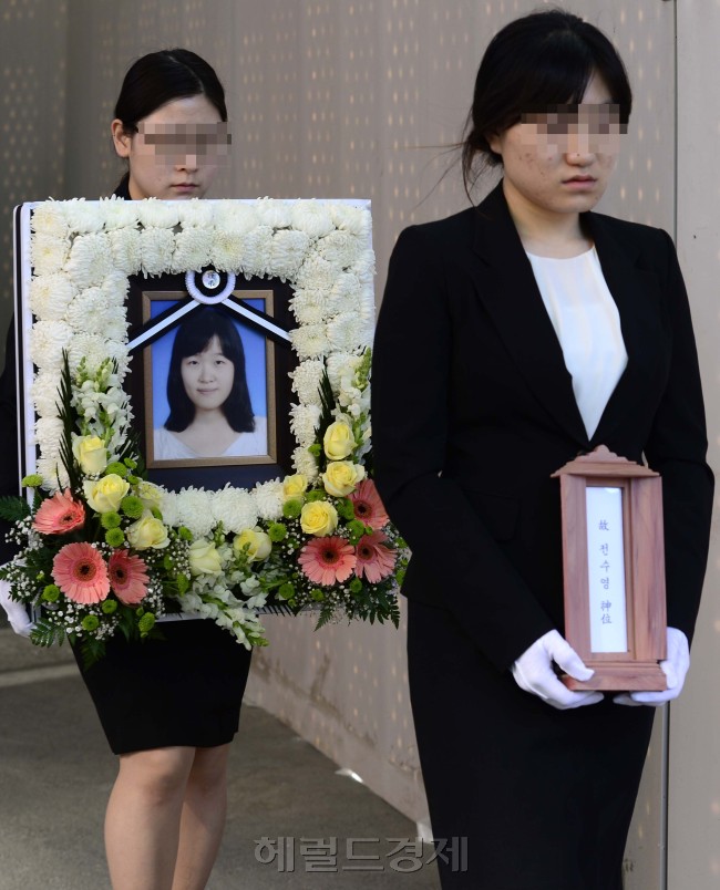 22일 오전 서울 반포동에 위치한 서울성모병원 장례식장에서 단원고 교사인 고 전수영 선생님의 발인식이 열렸다.<br />이상섭 기자. babtong@heraldcorp.com
22일 오전 서울 반포동에 위치한 서울성모병원 장례식장에서 단원고 교사인 고 전수영 선생님의 발인식이 열렸다.
이상섭 기자. babtong@heraldcorp.com
22일 오전 서울 반포동에 위치한 서울성모병원 장례식장에서 단원고 교사인 고 전수영 선생님의 발인식이 열렸다.
이상섭 기자. babtong@heraldcorp.com
22일 오전 서울 반포동에 위치한 서울성모병원 장례식장에서 단원고 교사인 고 전수영 선생님의 발인식이 열렸다.
이상섭 기자. babtong@heraldcorp.com