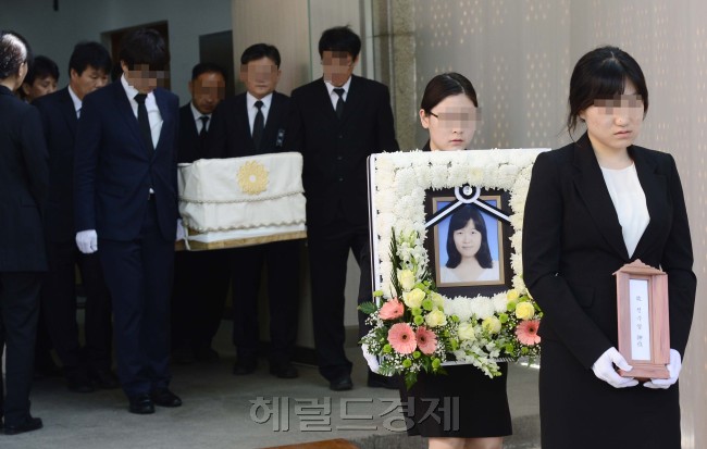 22일 오전 서울 반포동에 위치한 서울성모병원 장례식장에서 단원고 교사인 고 전수영 선생님의 발인식이 열렸다.<br />이상섭 기자. babtong@heraldcorp.com
22일 오전 서울 반포동에 위치한 서울성모병원 장례식장에서 단원고 교사인 고 전수영 선생님의 발인식이 열렸다.
이상섭 기자. babtong@heraldcorp.com